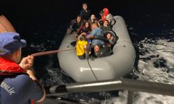 İzmir açıklarında sürüklenen 26 düzensiz göçmen kurtarıldı