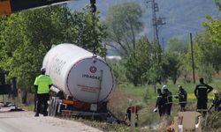 Burdur'da devrilen LNG yüklü tankerin yoldan kaldırılma çalışmaları sürüyor