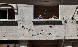İsrail Gazze'de bir eve düzenlediği hava saldırısında 8 Filistinliyi öldürdü