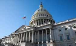 ABD Kongresi'ndeki oturuma "takma kirpik" kavgası damga vurdu