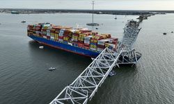 ABD'deki Francis Scott Key Köprüsü'ne çarpan kargo gemisinin enkazı kıyıya çıkarılıyor