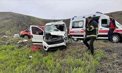 Ağrı'da hafif ticari araç ile minibüs çarpıştı, 2 kişi öldü, 5 kişi yaralandı