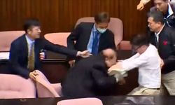 Tayvan'da reform tartışmaları nedeniyle Yasama Meclisi üyeleri kürsü önceliği için kavga etti