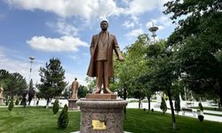 Türkmenistan'da Cengiz Aytmatov Anıtı dikildi