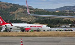 Antalya'da lastiği patlayan uçak park yerine çekildi: Pist uçuşa açıldı
