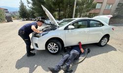 Karabük'te otomobilin motor kısmına sıkışan kedi yavrusu kurtarıldı