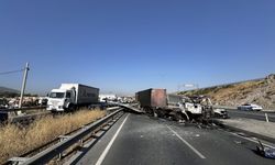 İzmir'de tır, minibüs ve otomobilin çarpışarak yanması sonucu 5 kişi yaralandı
