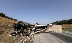Adana'da kamyona çarpan tırın sürücüsü yaralandı