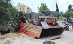 Hatay'da devrilen hafriyat kamyonunun sürücüsü yaralandı