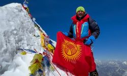 Kırgızistan tarihinde bir ilk: Makalau Zirvesi'ne oksijensiz tırmandı!