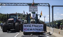 Fransa-İspanya sınırında çiftçiler traktörleriyle yol kapatma eylemi yaptı
