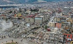 Depremde yıkılan apartmanın müteahhidi yan binayı, şantiye şefi müteahhidi suçladı