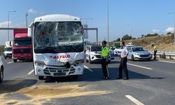 Başakşehir'de kamyonete çarpan midibüsün sürücüsü yaralandı
