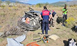 Erzincan’da devrilen araçta sıkışan 4 kişiyi itfaiye kurtardı