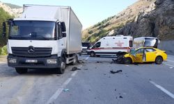Erzincan'da otomobilin park halindeki kamyona çarptığı kazada 2 kişi öldü, 2 kişi yaralandı