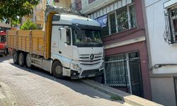Beşiktaş'ta park halindeyken hareket eden kamyon apartmanın girişine çarptı