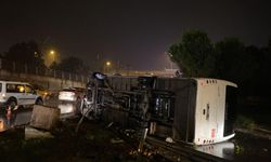 Antalya'da devrilen midibüsün sürücüsü yaralandı