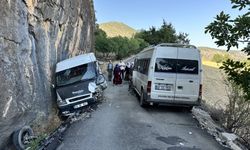 Adıyaman'da iki servis minibüsünün çarpıştığı kazada 13 kişi yaralandı