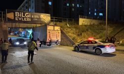 Erzurum'da alt geçitte sıkışan kamyondaki 2 kişi yaralandı