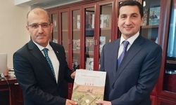 "Azerbaycan'ın Sırları" kitabı, Azerbaycan Cumhurbaşkanı Müşaviri Hacıyev'e takdim edildi