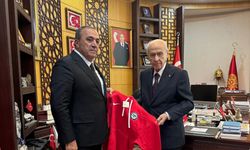 MHP Genel Sekreter Yardımcısı Kayrıcı, MHP Lideri Devlet Bahçeli'ye Çorum Spor Forması hediye etti