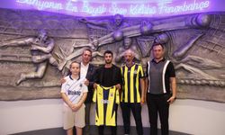 Tarlasına traktörle "Fenerbahçe" yazan çiftçi, Ali Koç'un davetiyle Kadıköy'de maç izledi