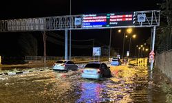 Aksaray'da sağanak su baskınlarına yol açtı, dolu araçlara hasar verdi