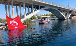 Şanlıurfa'da dalgıçlardan Türk bayraklı 30 Ağustos kutlaması