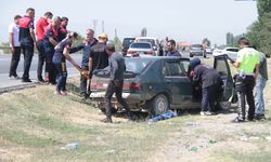 Erzincan'da otomobil yoldan çıktı, 2'si çocuk 4 kişi yaralandı