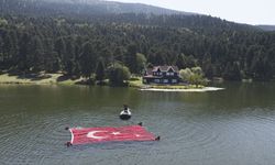 Bolu'da JAK timi Zafer Bayramı'nı göl yüzeyinde açılan Türk bayrağıyla kutladı