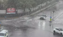 Diyarbakır’da sağanak ve dolu; yollar göle döndü