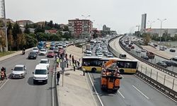 Avcılar'da İETT otobüsü kaza yaptı, D-100 kara yolu Edirne istikameti trafiğe kapandı