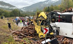 Zonguldak'ta otobüsle kamyonun çarpıştığı kazada 2 kişi öldü, 23 kişi yaralandı