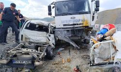 Erzurum'da hafriyat kamyonu ile pikabın çarpıştığı kazada 3 kişi öldü, 2 kişi yaralandı