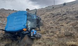 Erzincan’da şarampole devrilen traktördeki baba-oğul yaralandı