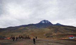 Erciyes'in zirvesine kar yağdı