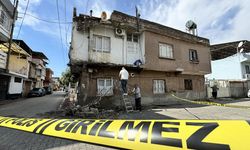 Adana'da fırtına: Bir evin damı ve balkonu kısmen yıkıldı