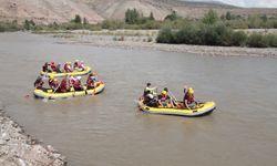 Erzincan Valisi Hamza Aydoğdu ve gaziler Karasu Nehri'nde rafting yaptı