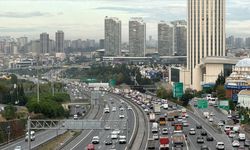 İstanbul'da haftanın son mesai gününde trafik yoğunluğu yaşanıyor