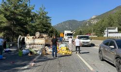 Adana'da devrilen kamyonetteki aynı aileden 6 kişi yaralandı