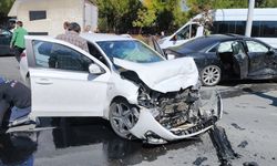 Siirt'te iki otomobilin çarpışması sonucu 5 kişi yaralandı