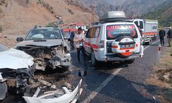 Hakkari'de pikap ile otomobilin çarpıştığı kazada 6 kişi yaralandı