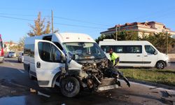 Aksaray'da öğrenci minibüsü tırla çarpıştı: 6 yaralı