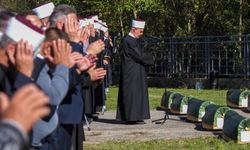 Bosna Hersek'teki sel felaketinde hayatını kaybedenler için toplu cenaze töreni düzenlendi