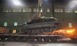 Rusya ele geçirdiği Leopard 2A6 tankını inceliyor