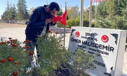 FETÖ Elebaşı Gülen’in Ölüm Haberi Sonrası Vatandaşlar, Şehit Ömer Halisdemir’in Kabrine Akın Etti