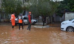 Antalya'da sağanak etkili oluyor: Mahsur kalan 403 kişi kurtarıldı