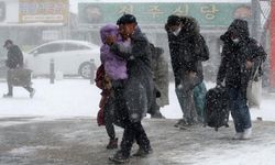 Güney Kore'de 40 santimetreyi aşan en yoğun kasım ayı kar yağışı, hayatı olumsuz etkiledi