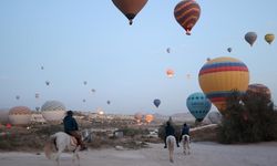 Kapadokya'da sıcak hava balon turlarına rüzgar ve tipi engeli