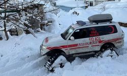 Yolu kardan kapanan köydeki hastaya paletli ambulansla ulaşıldı